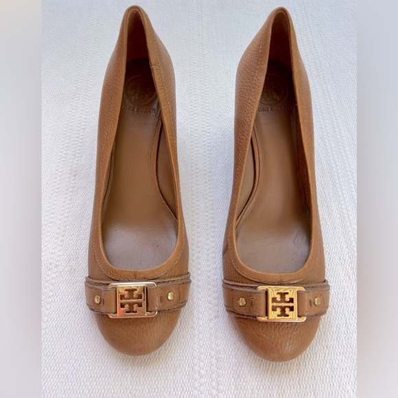 Tory Burch Natalya Pebbled Leather Saddle Brown Pumps Wedges Size 8.5 - Picture 2 of 8